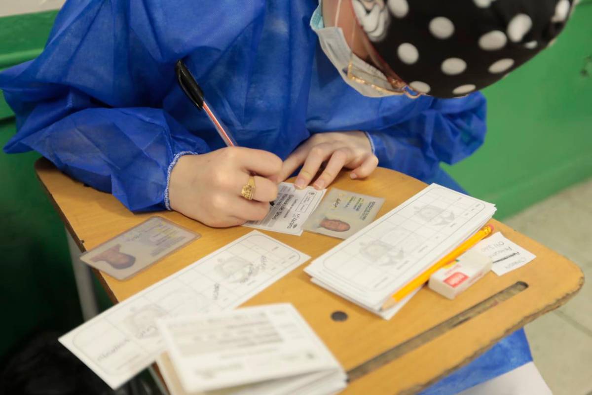 Diligenciar correctamente de los datos es importante para así poder llevar un buen control con los vacunados. Foto: Carlos Velásquez