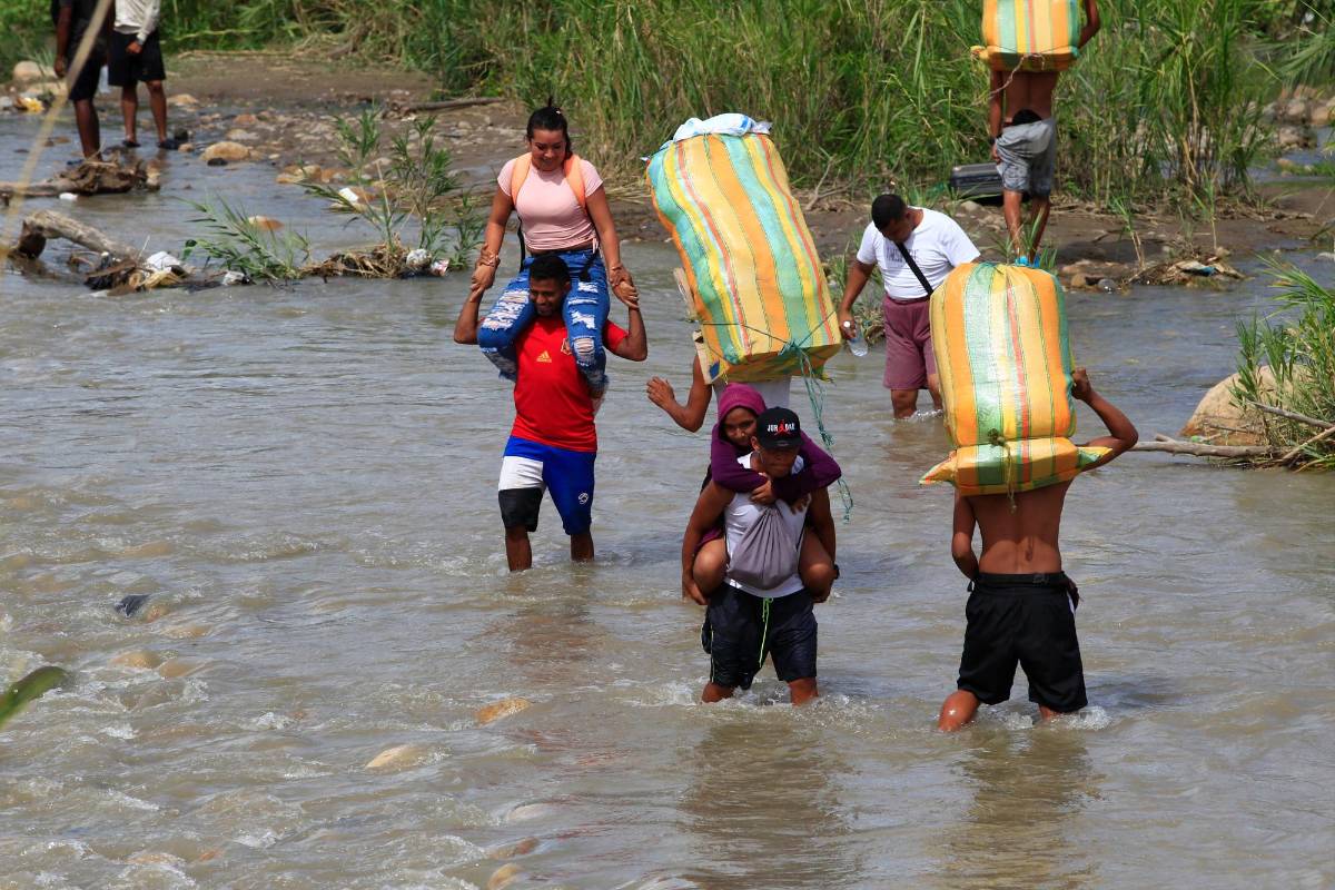 Los trocheros cargan a los migrantes en el paso del río Táchira o llevan mercancías a cuestas para que los comerciantes no tengan que pagar impuestos. Foto: Camilo Suárez