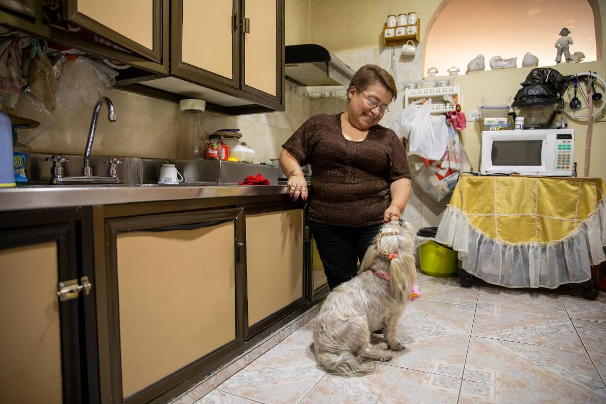 Ruby Múnera Vergara residente del barrio 12 de octubre de Medellín adaptó su residencia para adelantar las labores diarias. Foto Carlos Velásquez