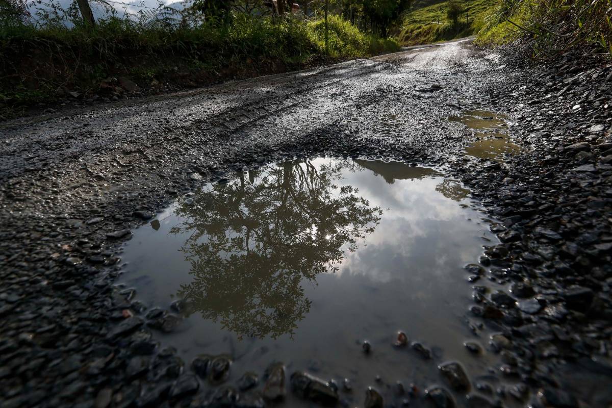 $ 650.000 millones dice la Gobernación de Antioquía invertirá para pavimentar vías pendientes. Foto: Manuel Saldarriaga Quintero