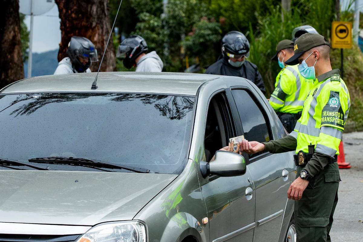 Controles de policía en el Valle de Aburrá a vehículos que transitaron en la ciudad. Foto: Jaime Pérez