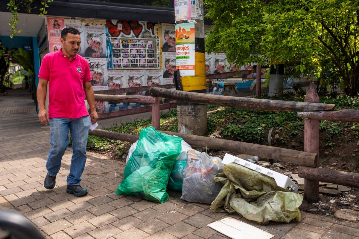 En varios tramos de Provenza aparecen bolsas de basura. FOTO: Carlos Velásquez