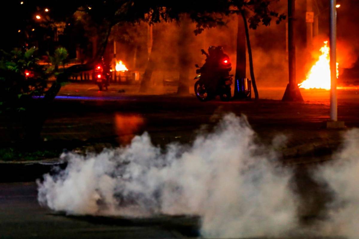 Todo sucedió después de que vándalos incendiaran la estación de Ruta N del Metroplús . Foto: Julio César Herrera.