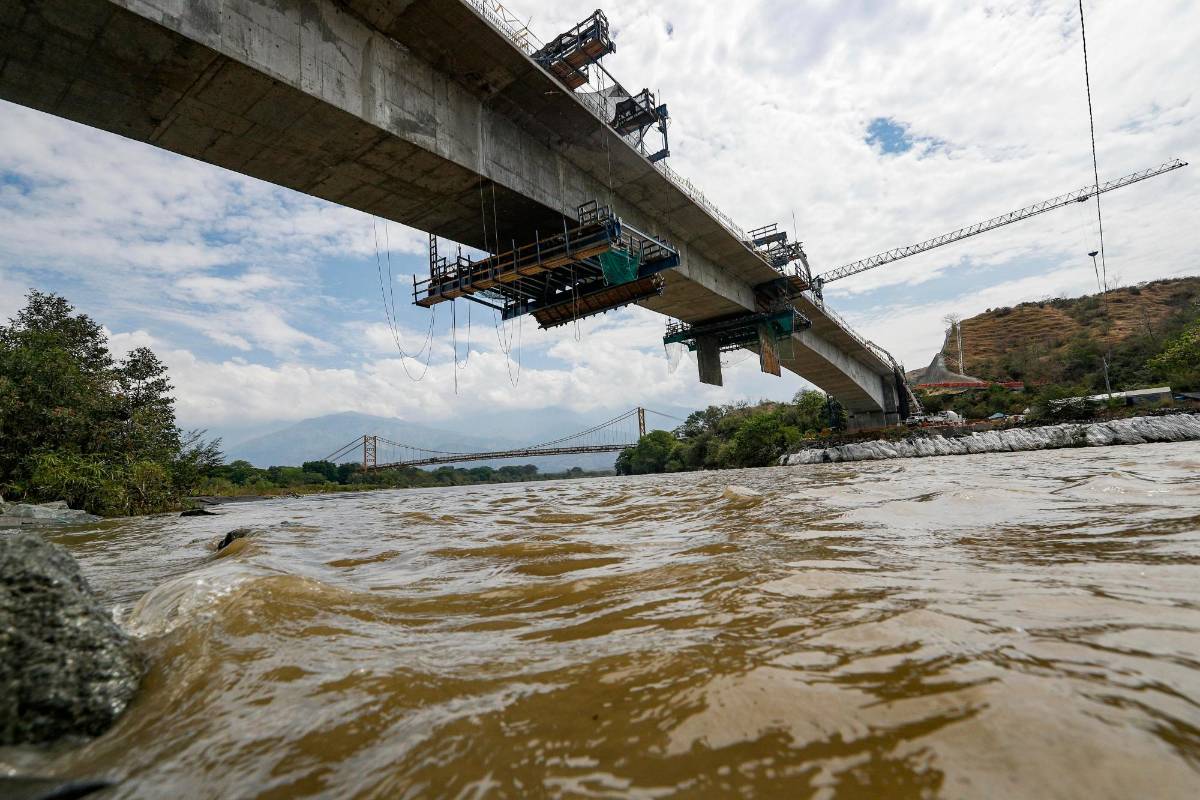 La estructura reemplazará al Puente Amarillo o Paso Real, inaugurado en 1965 y obra del ingeniero Juan de Dios Higuita. Foto: Manuel Saldarriaga Quintero.