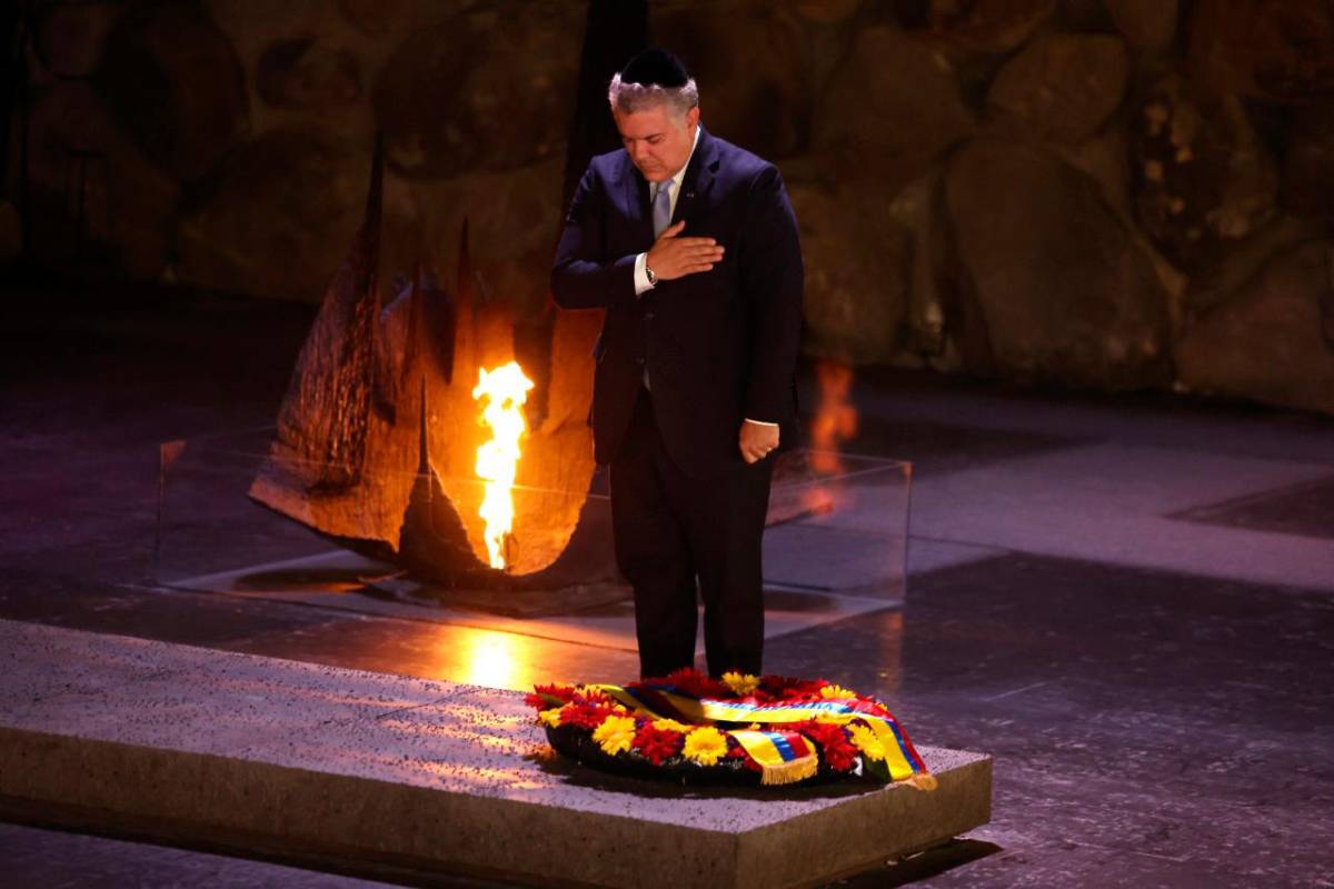  “Esta es una visita que a todos nos mueve el alma y los corazones”, afirmó el presidente. Foto AFP