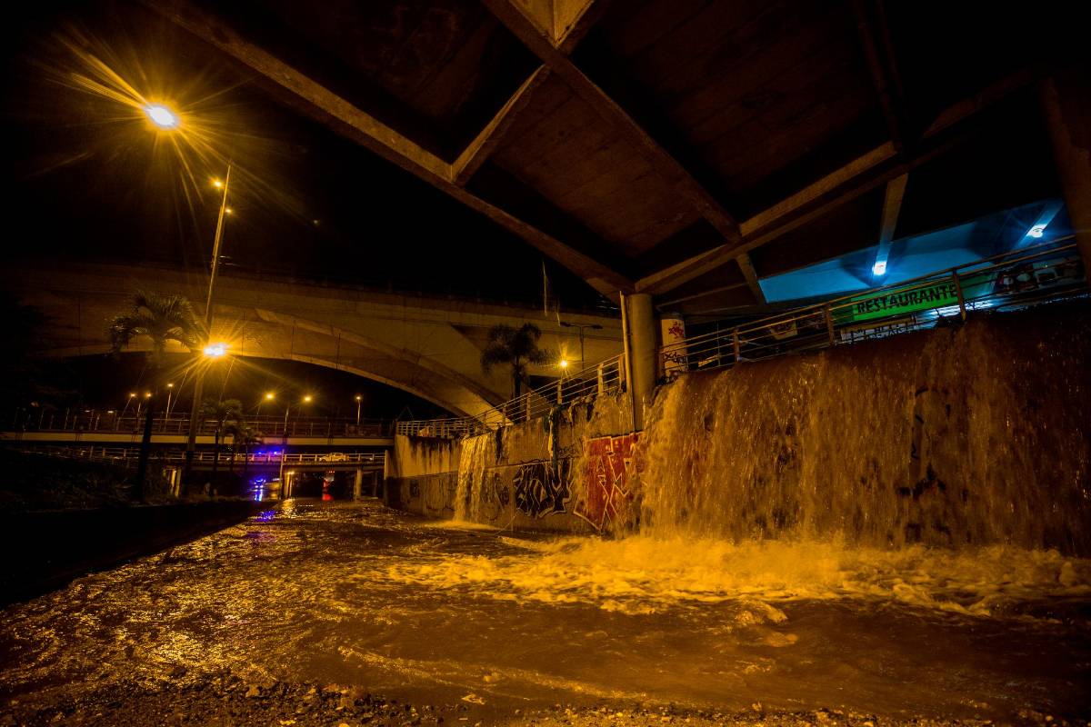 La emergencia se reportó hacia las 11:43 de la noche, cuando transeúntes y vecinos del sector se percataron de la inundación y alertaron a los organismos de socorro. Foto : Camilo Suárez Echeverry