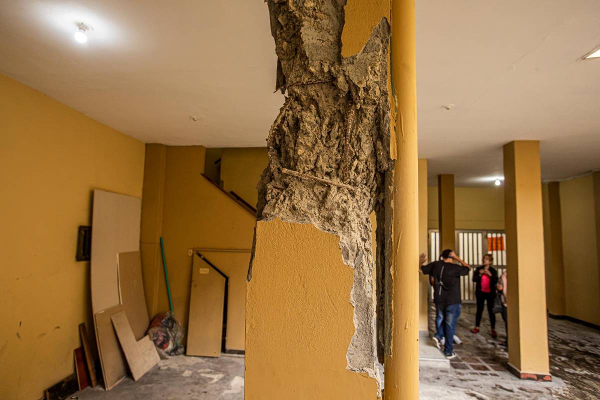 La columna cedió y sacudió al edificio de más de 40 años. FOTO CARLOS VELÁSQUEZ