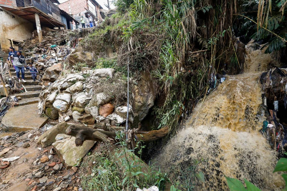 Uno de los incidentes más graves ocurrió en los barrios Santo Domingo y Manantiales comuna Nororiental donde se desbordó una cañada. Foto: Manuel Saldarriaga Quintero.