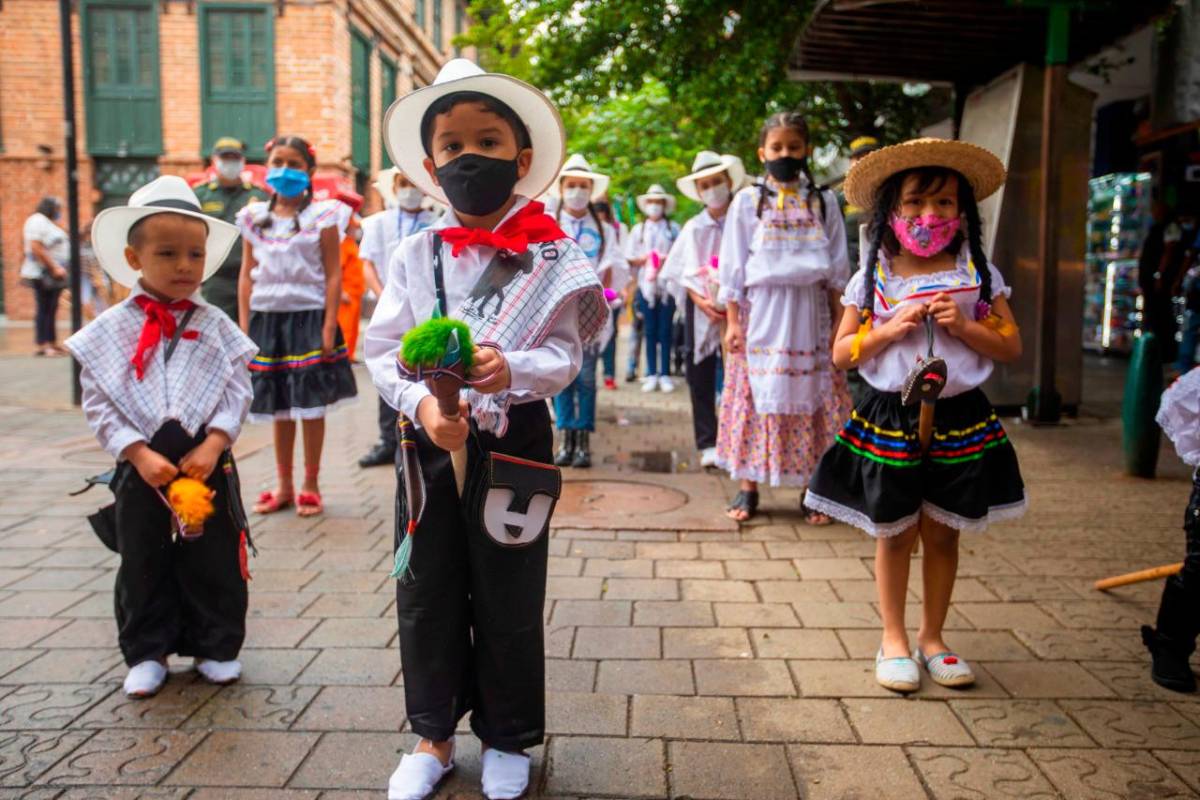 Los niños con su poncho, su sombrero y sus caballitos de palos, se movieron al trote por Carabobo, en el Centro de Medellín. Foto: Carlos Velásquez