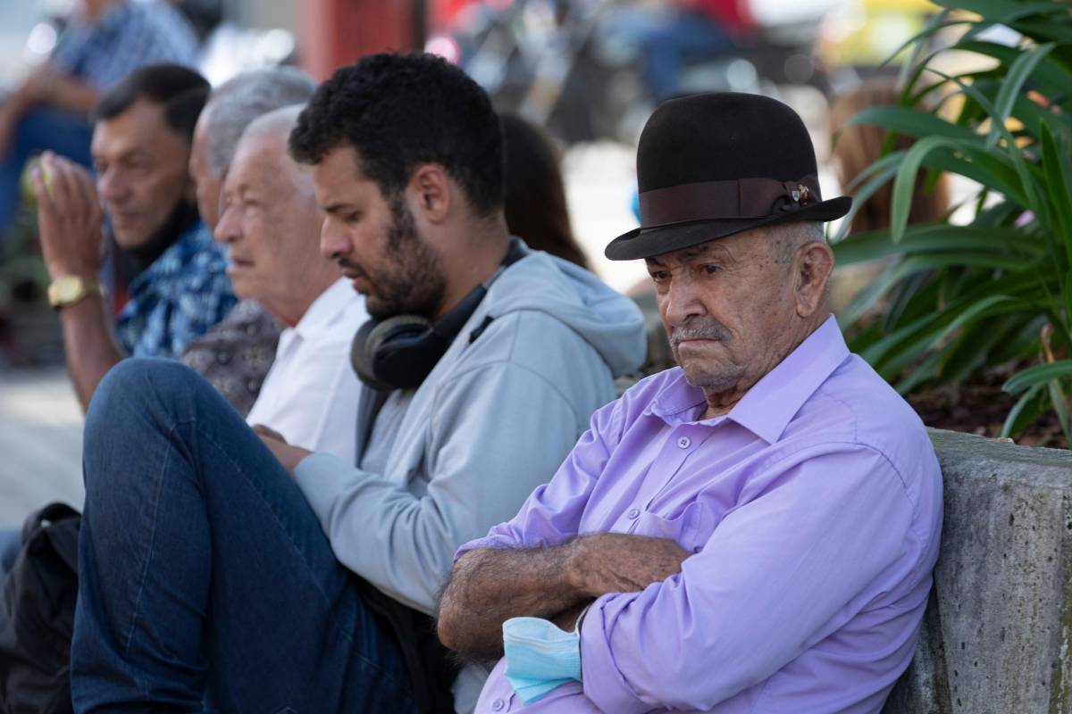 En Antioquia, 38 de los 125 municipios ya cumplieron la meta de vacunación que les permita acatar la medida. FOTO EDWIN BUSTAMANTE