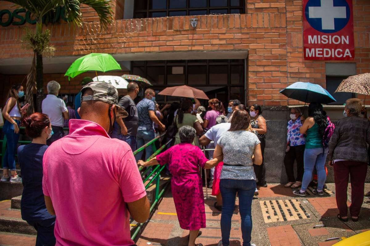 Desde la Secretaría de Salud de la Alcaldía de Medellín explicaron que la logística no está a cargo de ellos, sino solo la distribución de las vacunas. Foto Carlos Velásquez