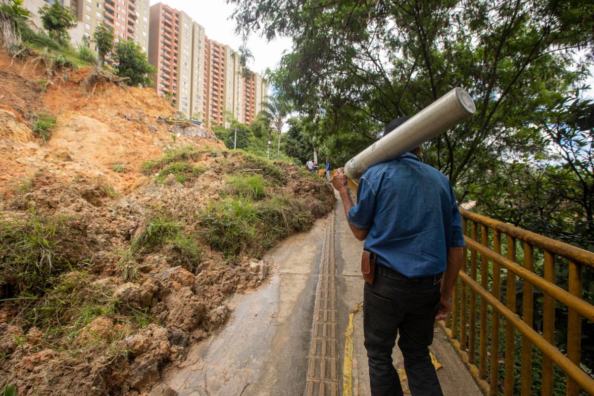 Los habitantes de la urbanización Atavanza, desde el pasado miércoles 29 de junio están en alerta por cuenta de un deslizamiento de tierra . Foto: Carlos Velásquez