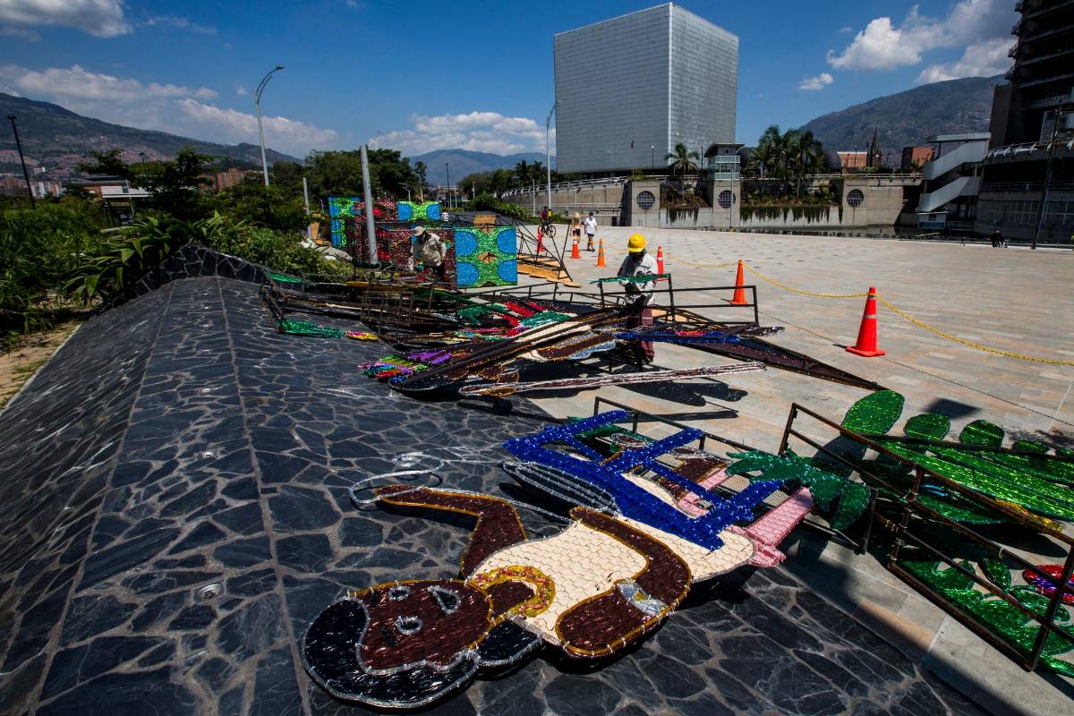 Desde 21 de diciembre las figuras navideñas fueron apagadas. Ahora, 70 trabajadores de EPM las están retirando. Foto: Julio César Herrera