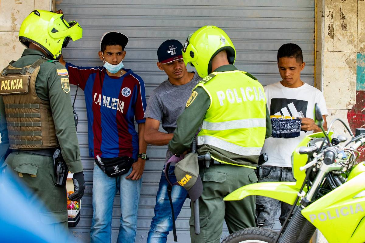Puesto de control de la policía a ciudadanos en las calles por el toque de queda en la ciudad. Foto: Jaime Pérez
