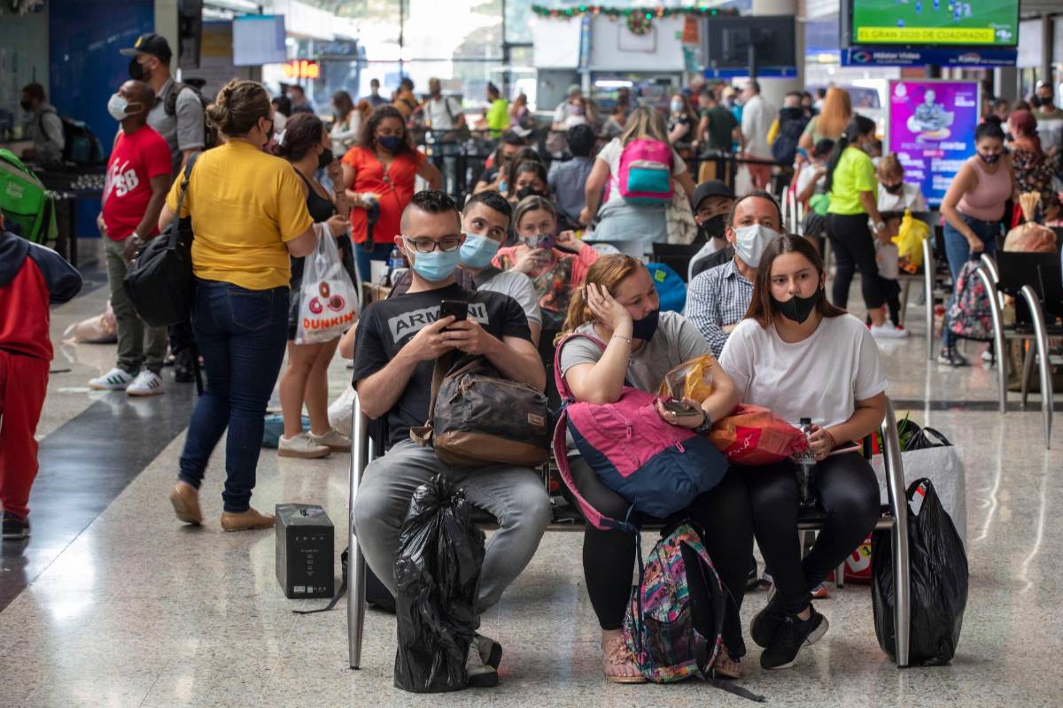 El pasado 30 de diciembre, en su momento pico, las dos terminales de Medellín, Sur y Norte, movieron 36.000 pasajeros. Foto : Edwin Bustamante