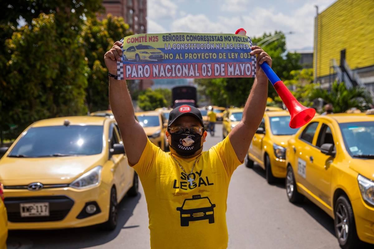 Los taxistas se oponen a la aprobación del proyecto de ley 003 que pretende crear “la categoría del servicio público de transporte terrestre automotor individual de pasajeros en vehículo particular intermediado por plataformas tecnológicas”. Foto: Carlos Velásquez