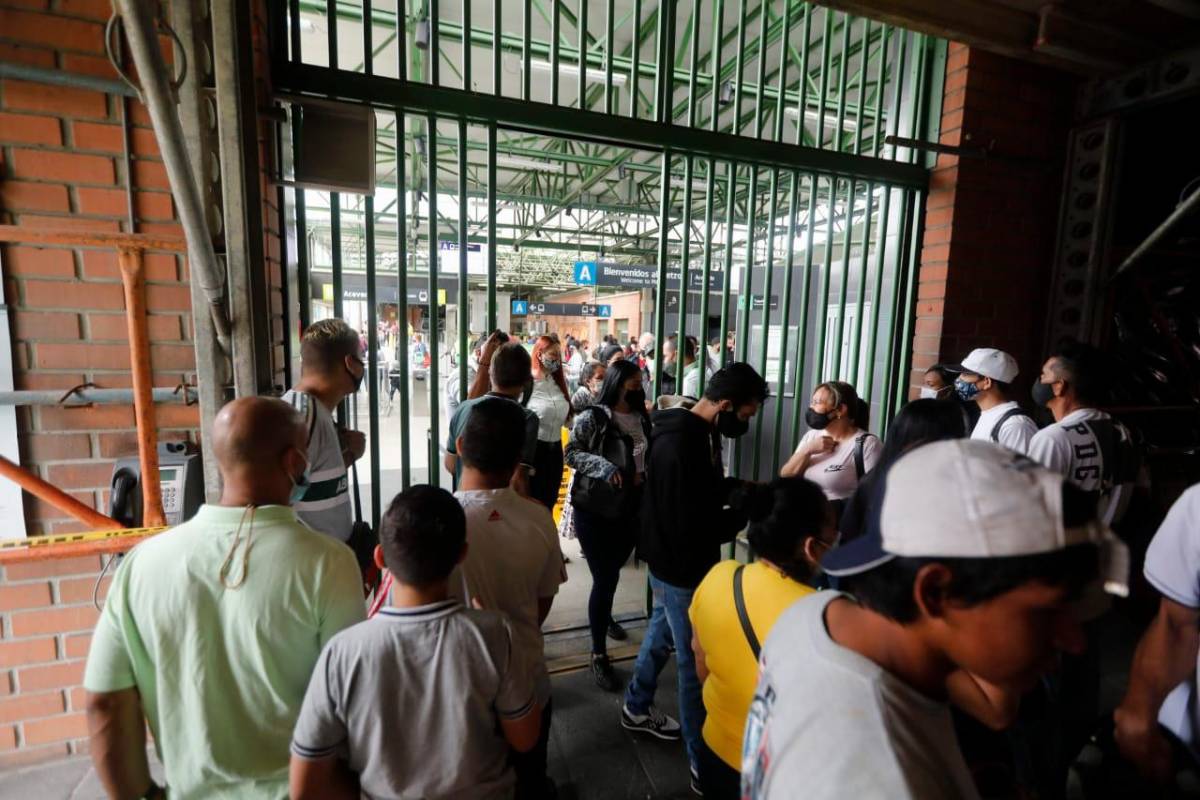 Con buses se cubrió el flujo de pasajeros en las estaciones del norte que estuvieron cerradas por la socavación en la vía producto de las lluvias. Foto: Camilo Suárez