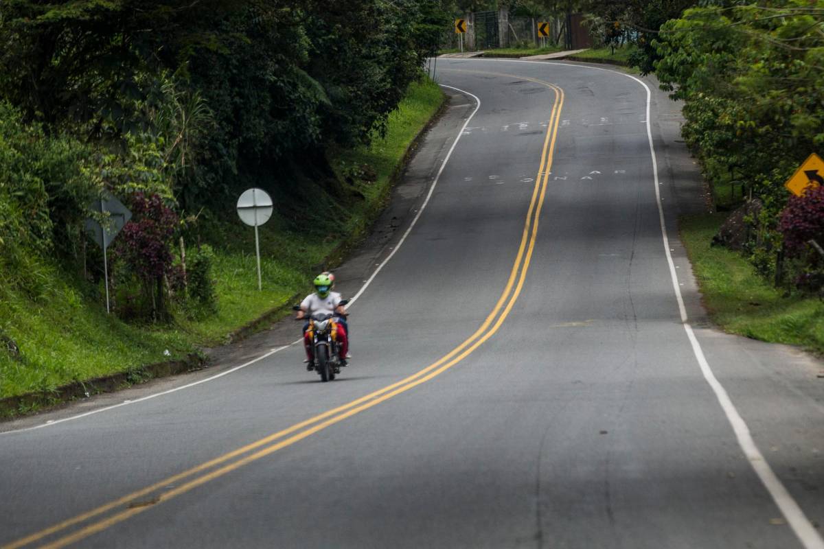 Este importante eje vial de Colombia, permanece cerrado, afectando la movilidad y el comercio de la zona. FOTO: JULIO CÉSAR HERRERA
