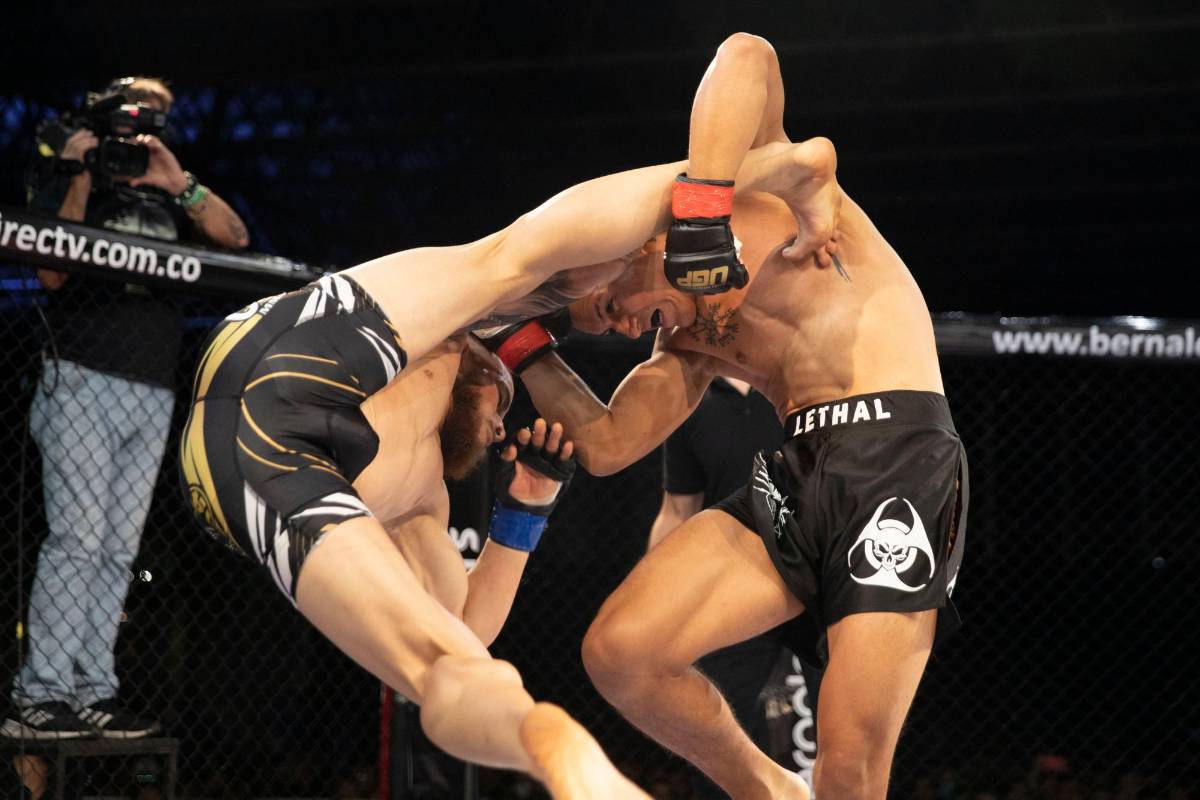 Naren Tabares, de Colombia (a la derecha), enfrentó a Luis Rodríguez de Venezuela. Narén ganó el combate. Foto: Edwin Bustamante.