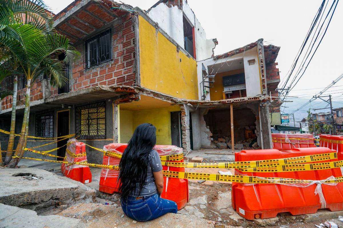 María Cleofe Morales, que habitó toda su vida en la vivienda, ahora paga arriendo en una casa vecina. La nostalgia y las dudas sobre el futuro la invaden. Foto: Manuel Saldarriaga Quintero.