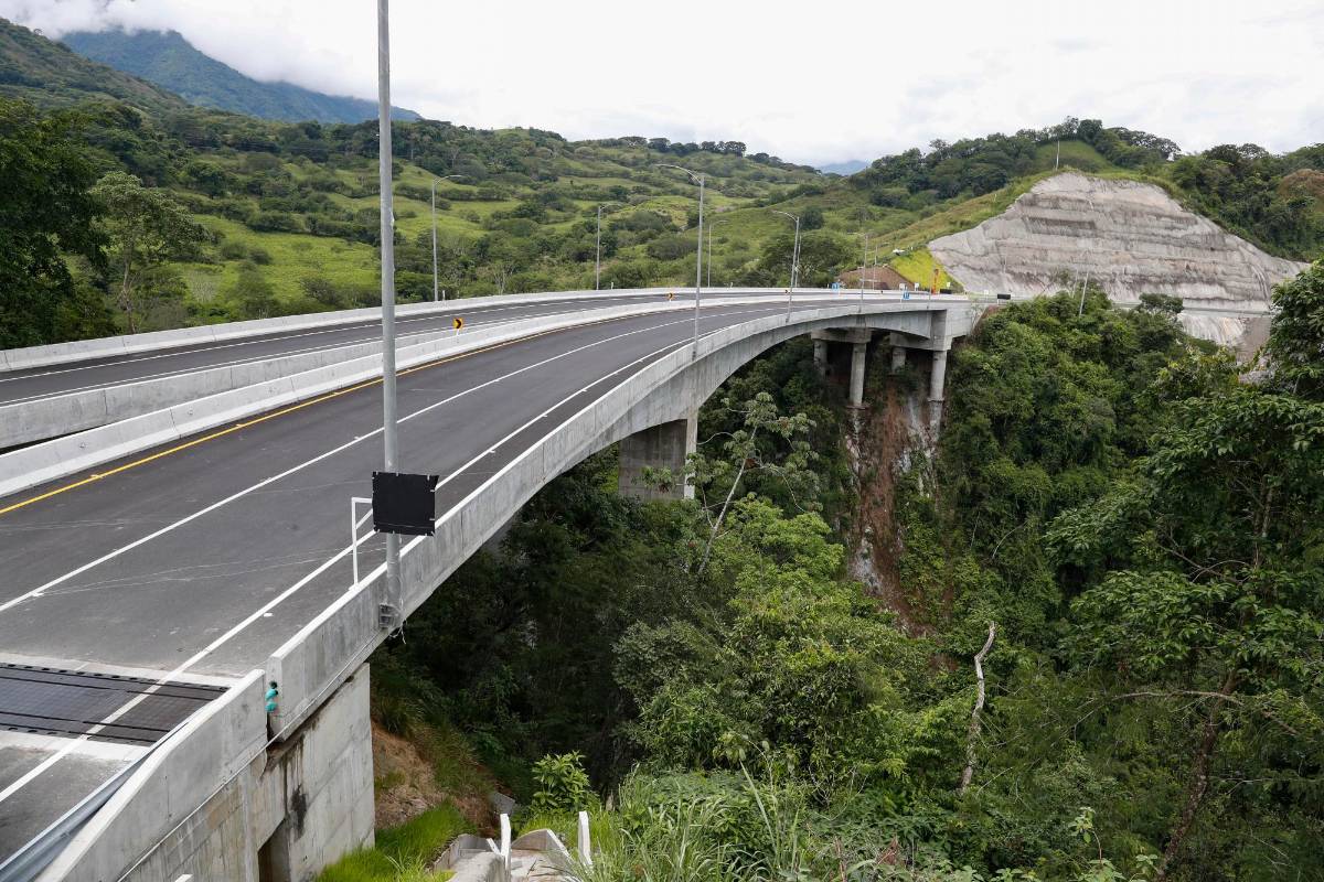 Dos puentes, dos viaductos y un intercambiador de tipo desnivel hacen parte del trayecto culminado. Foto: Manuel Saldarriaga Quintero.