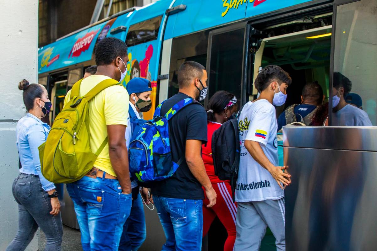 En la estación San Antonio también se registraron filas para ingresar al tranvía. Foto: Carlos Velásquez