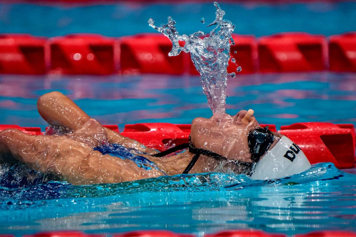 La mexicana Fabiola Ramírez escupe un poco de agua durante el evento de natación de 100 m espalda femenino en el Centro Acuático de Tokio. Foto: AFP