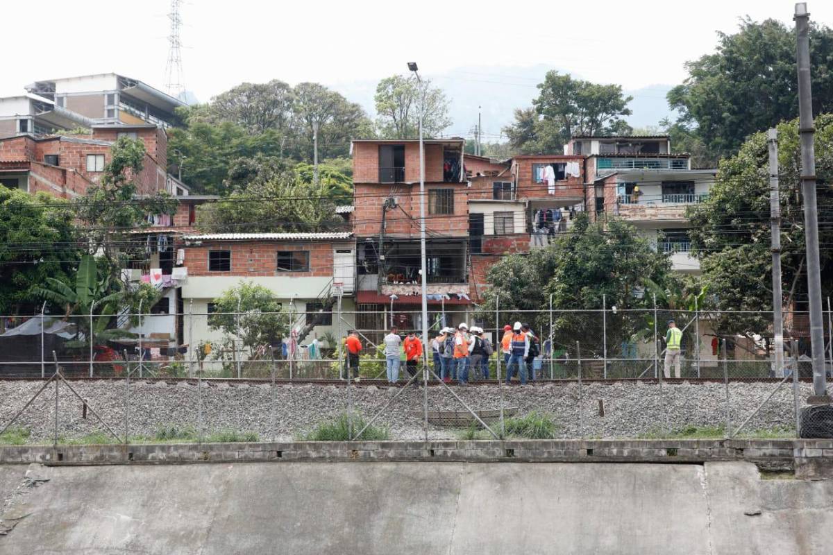 Personal del Metro de Medellín evalúan el estado de la vía férrea para determinar las acciones que deben tomar. Foto: Camilo Suárez