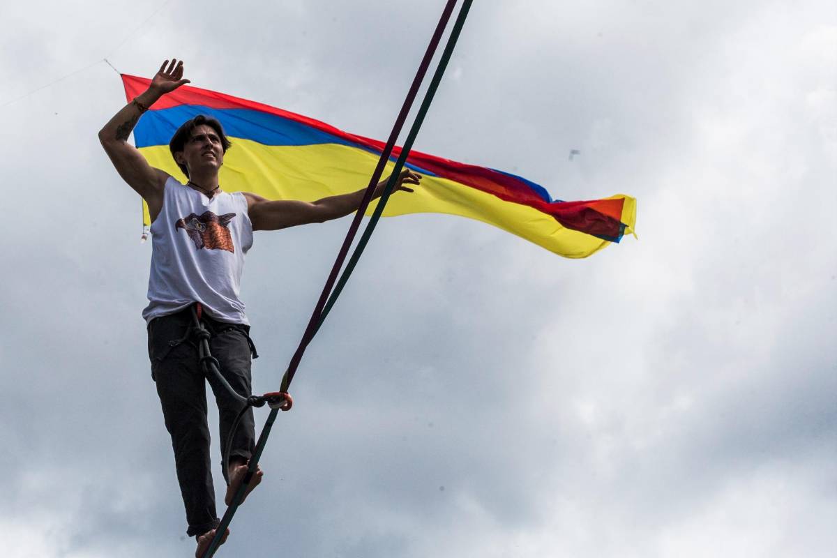 Los acróbatas también estuvieron presente en las marchas. FOTO: Julio César Herrera