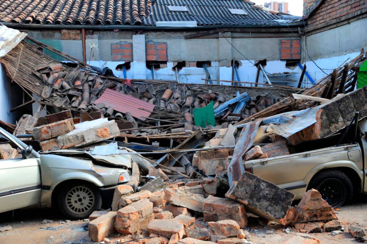 Una persona resultó herida y dos vehículos particulares quedaron con pérdida total. La Alcaldía ya había recomendado la evacuación por el riesgo Foto : Juan Antonio Sánchez 