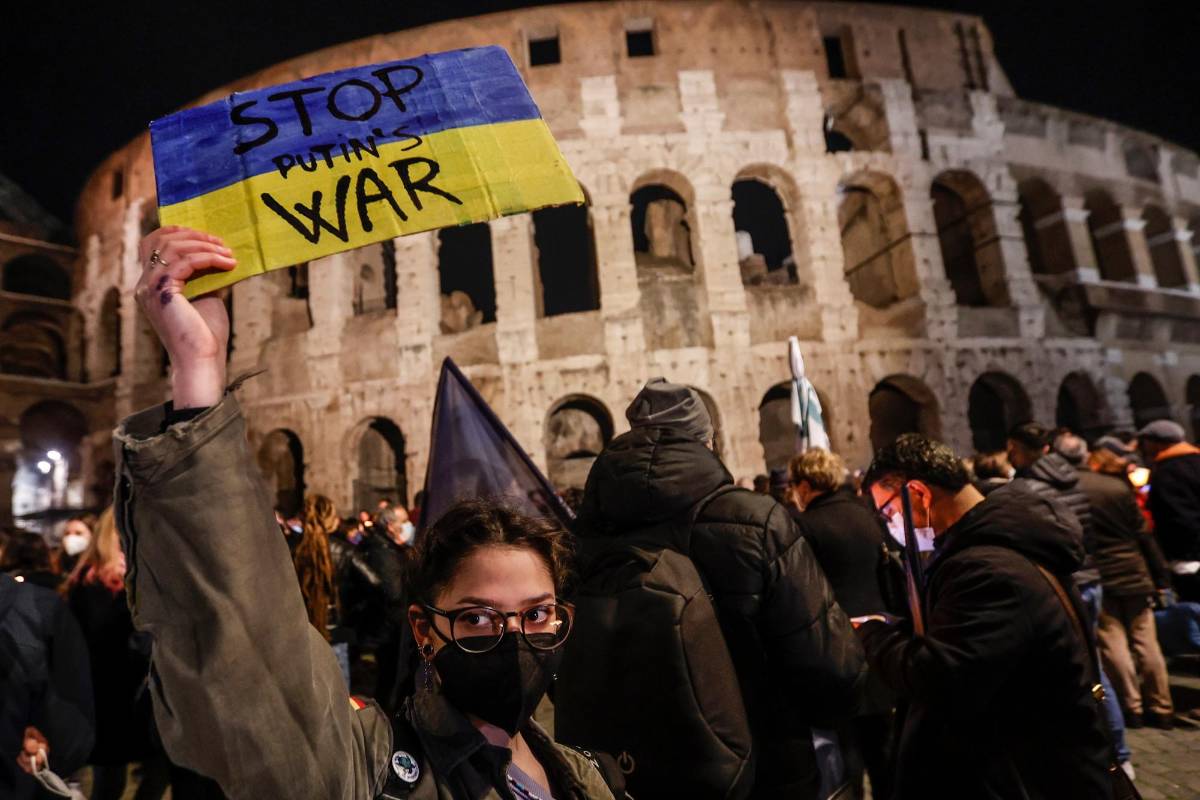 Ante una de las maravillas del mundo, el Coliseo Romano, muchos italianos alzaron su voz de protesta. Foto: Getty