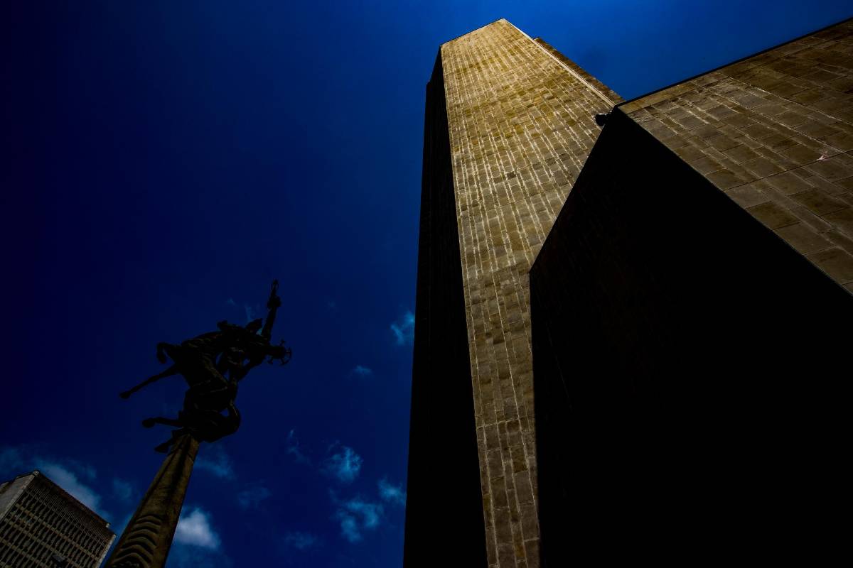Edificio de la Bolsa de Medellín, localizado en el centro de la ciudad, en el costado oriental del Parque Berrío. FOTO: Jaime Pérez