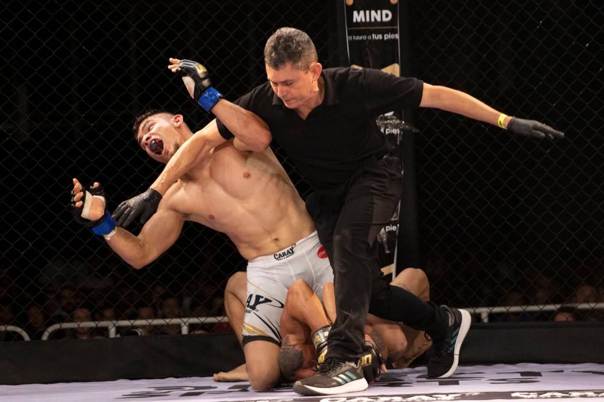 El juez interviene para detener el combate entre Martínez (uniforme blanco) y Giraldo. Foto: Edwin Bustamante.