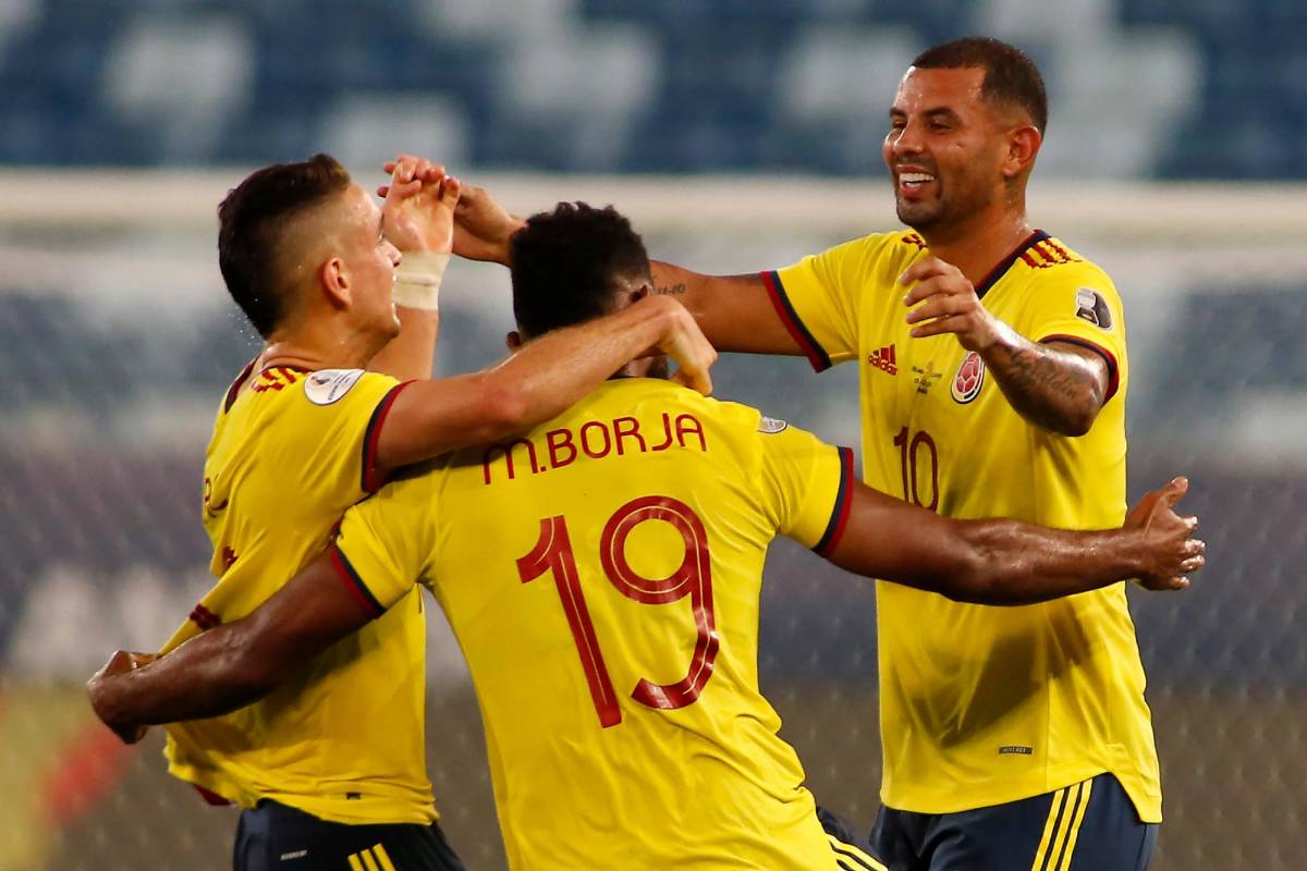 Rafael Santos Borré, Miguel Ángel Borja y Edwin Cardona celebran la anotación con la que Colombia derrotó a Ecuador en el debut en Copa América. FOTO GETTY 