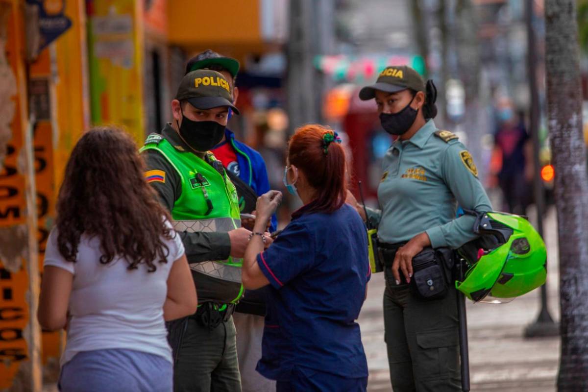 Entre las 5:00 de la tarde y las 6:30 de la noche, la Policía inició labores para evacuar a los transeúntes en las calles. FOTO: CARLOS VELÁSQUEZ.