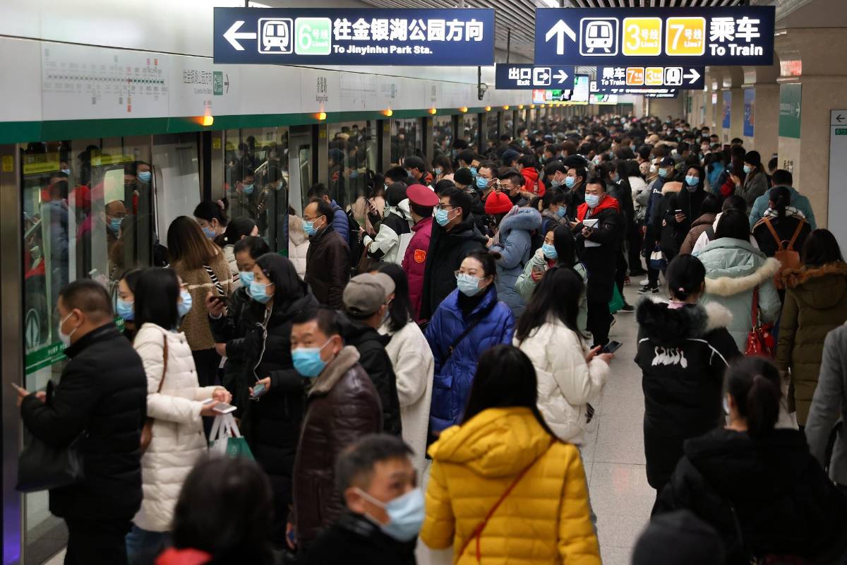 Su metro volvió a llenarse de trabajadores y estudiantes que se mueven a diario, un panorama que era imposible hace un año. Foto: Getty Images