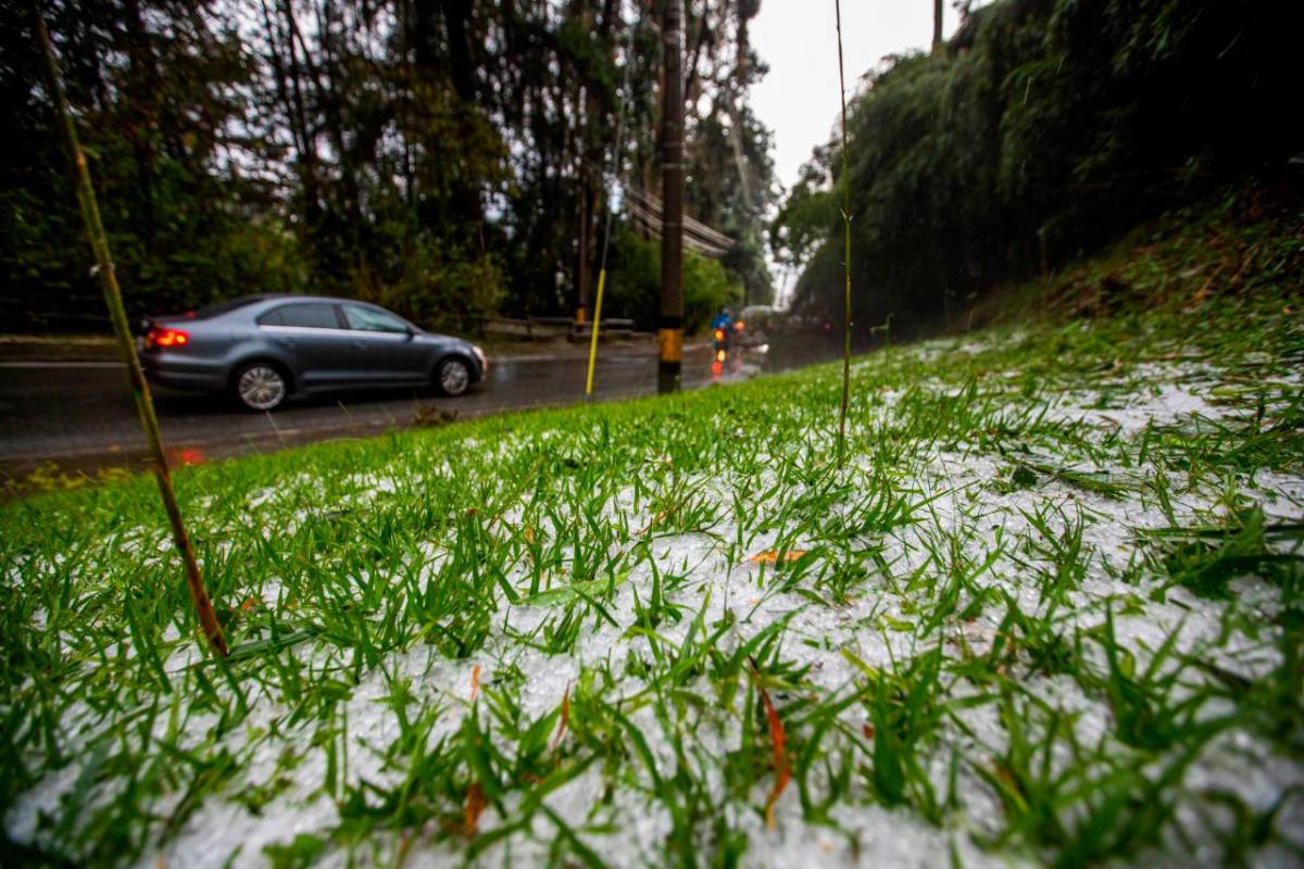 Derrumbes y calles convertidas en ríos que transportaban piedras y lodo espeso se vieron en el aguacero de esta tarde en la ciudad de Medellín. FOTO CARLOS VELASQUEZ