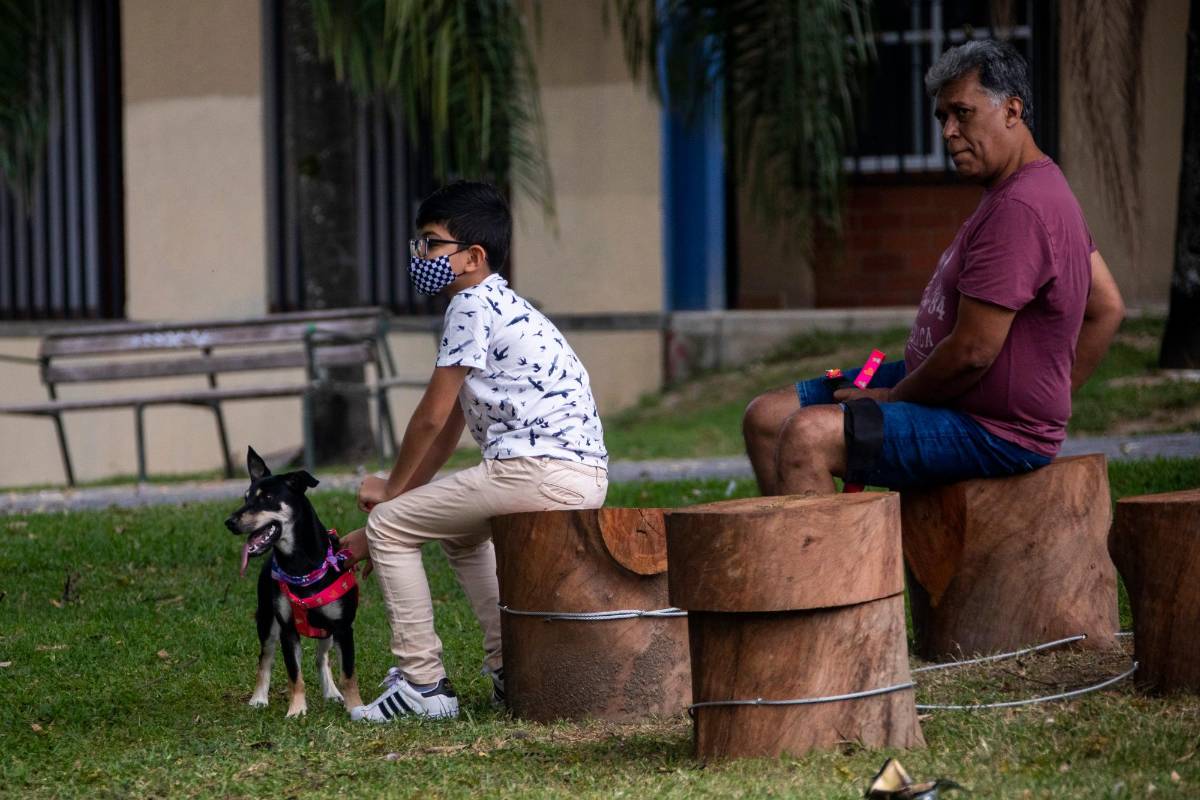 En diferentes calles se vio a ciudadanos paseando a sus perros. Foto Carlos Velásquez