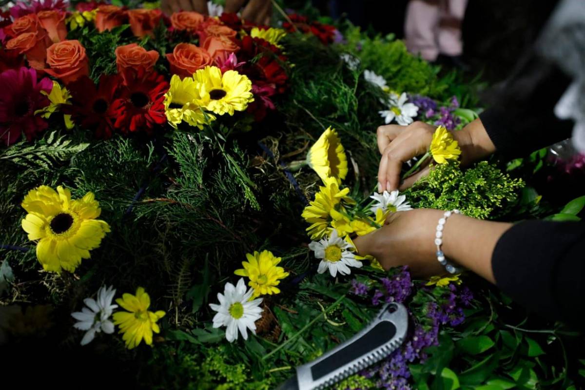 Miles de flores fueron puestas en las estructuras de madera durante la noche para evitar que se marchiten antes del desfile. Foto: Camilo Suárez