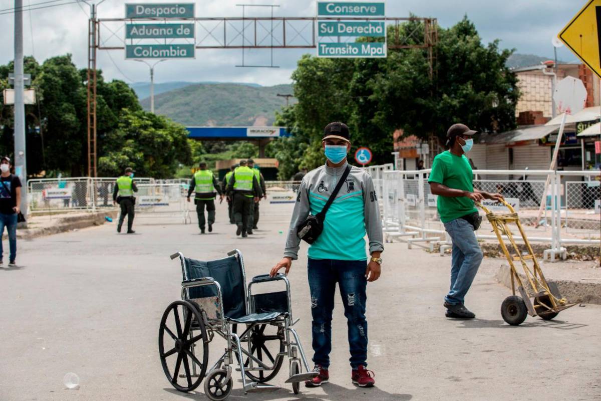 Luis Manuel Centeno consiguió una silla de ruedas para transportar a los adultos mayores, cobra $ 5.000 pesos por el servicio. Foto: Camilo Suárez