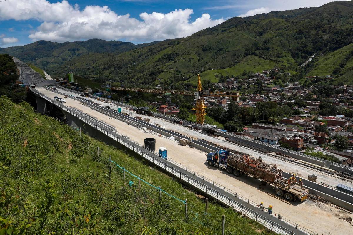 Las Vías del Nus, una interconexión de 160 kilómetros que empalmará con otras concesiones, rumbo a los puertos en las costas Caribe y Pacífica. Foto: Manuel Saldarriaga Quintero.