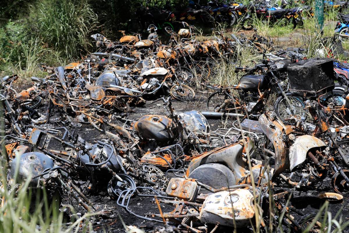 De acuerdo a la principal versión manejada e investigada por parte de las autoridades, este incendio que terminó incinerando los vehículos sería producto de actos vandálicos que se presentaron sobre las 5:00 p.m. Foto: Jaime Pérez