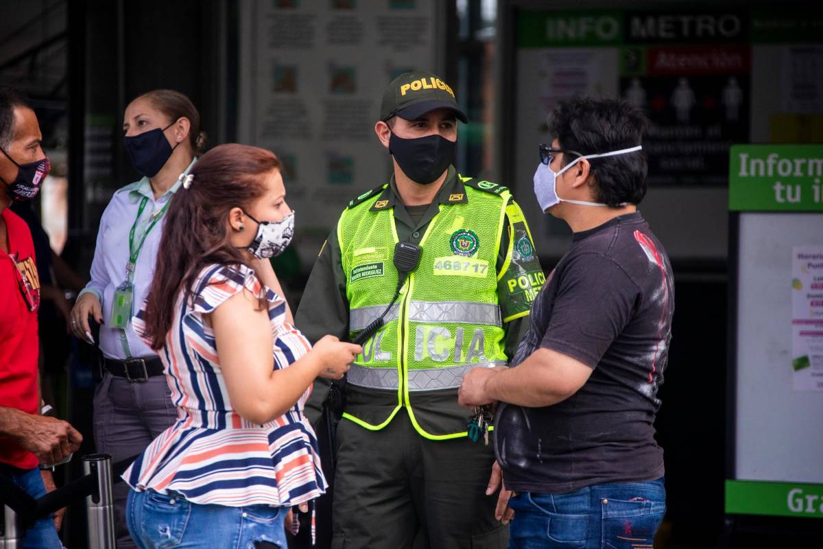 Controles policiales en el ingreso de la Estación del metro San Javier. Foto Carlos Velásquez