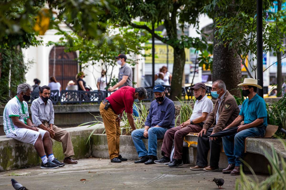 Señores de edad tomando tinto y charlando son escenas frecuentes en los parques de la ciudad, en este caso el de Itagüí. Foto: Carlos Velásquez