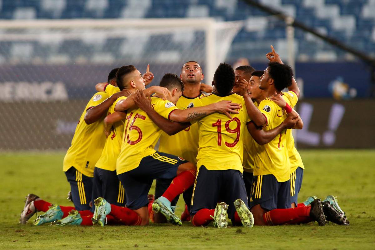 La selección Colombia celebró su primer triunfo en la Copa América, tras vencer 1-0 a Ecuador, con tanto de Edwin Cardona. FOTO GETTY