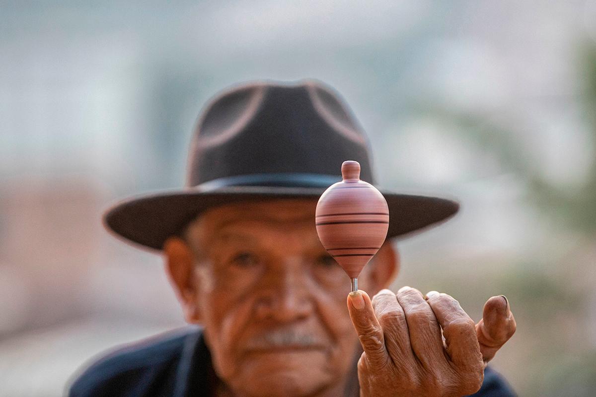 Don Antonio es un maestro artesano que lleva 40 años fabricando trompos. Su pequeño taller se encuentra en el barrio La Gabriela de Bello. Foto: Esneyder Gutiérrez