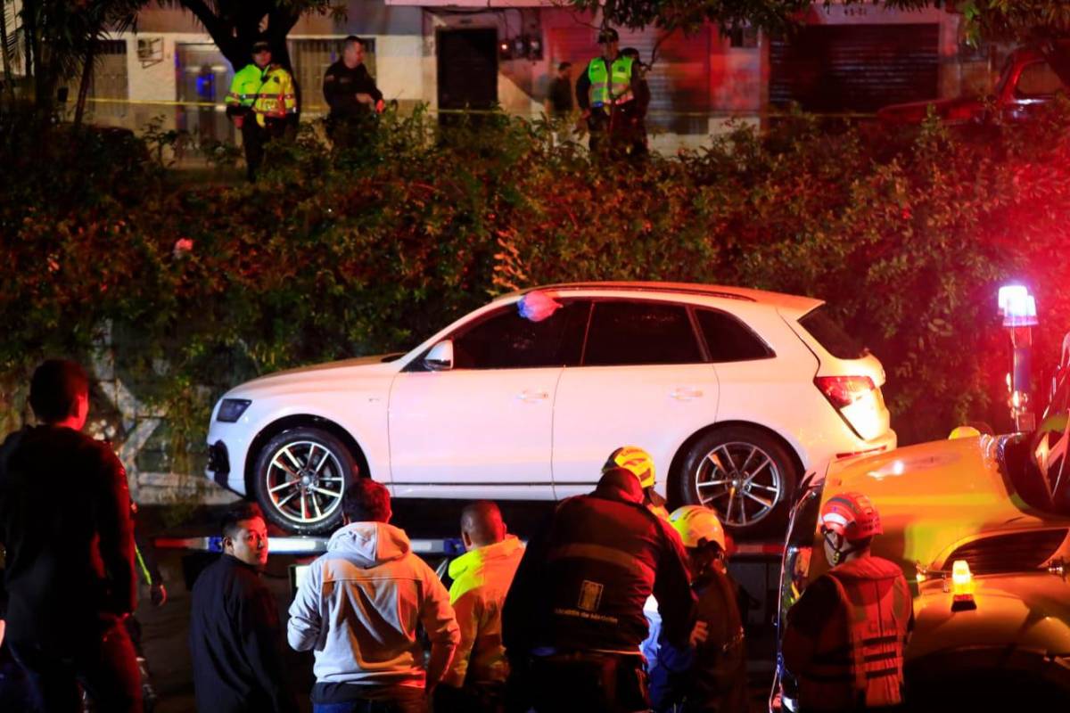 Los dos ocupantes de un Audi –de placas HAK-339– quedaron atrapados en la noche de este sábado en el inundado deprimido de Los Músicos. FOTO CAMILO SUÁREZ