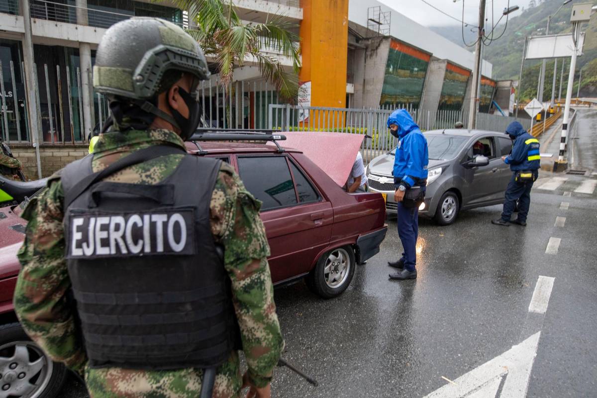 Las personas que no son residentes en la municipalidad son devueltos para evitar las aglomeraciones. Foto: Edwin Bustamante