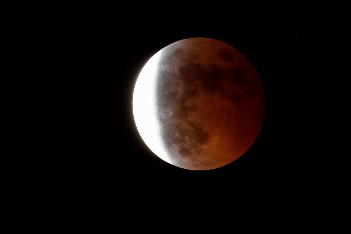 Mientras se dio el eclipse de la Luna también ocurrió algo interesante y es que Urano estuvo en oposición, en línea recta con la Tierra y el Sol. En la imagen el eclipse total de Luna en Beijing, China. Foto: EFE. 