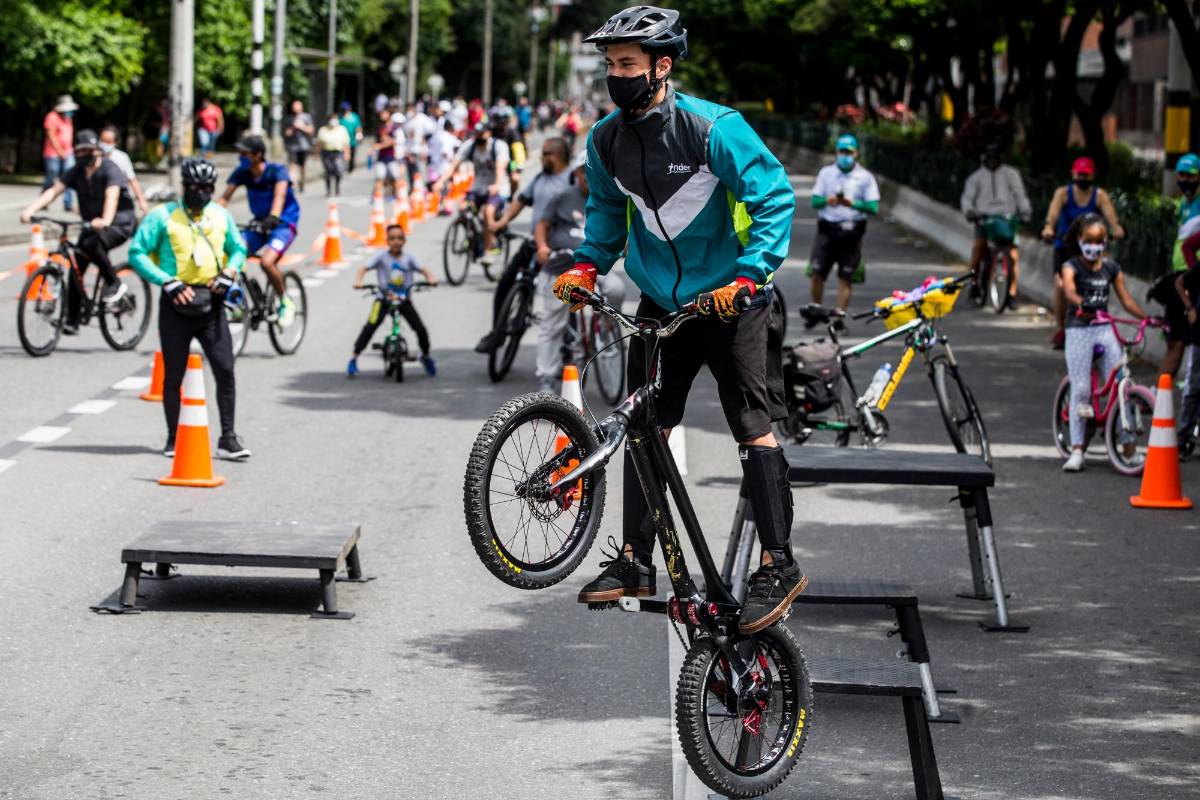 La gente que participaba en la ciclovía sirvió de modelo para que Lenym Henao campeón nacional de biketrial hiciera su presentación en la calle Colombia. FOTOS JULIO CÉSAR HERRERA